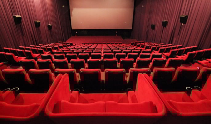 Ghế rạp chiếu phim màu đỏ trong không gian tối