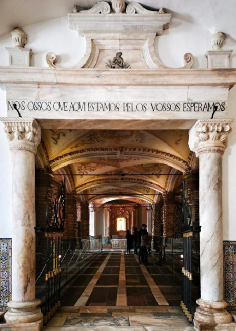 Bức tường bên trong nhà nguyện