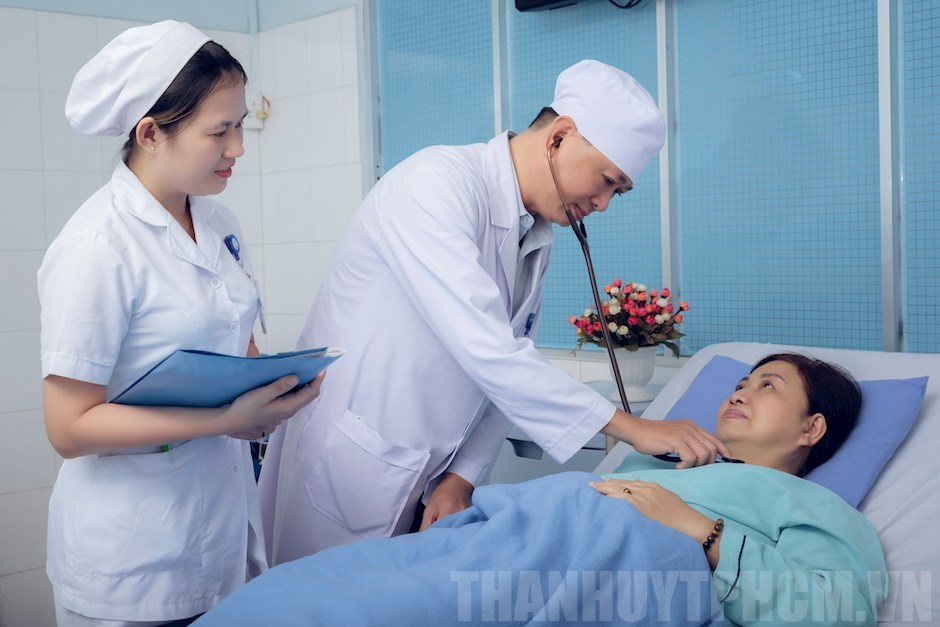 B&aacute;c sĩ lắng nghe bệnh nh&acirc;n
