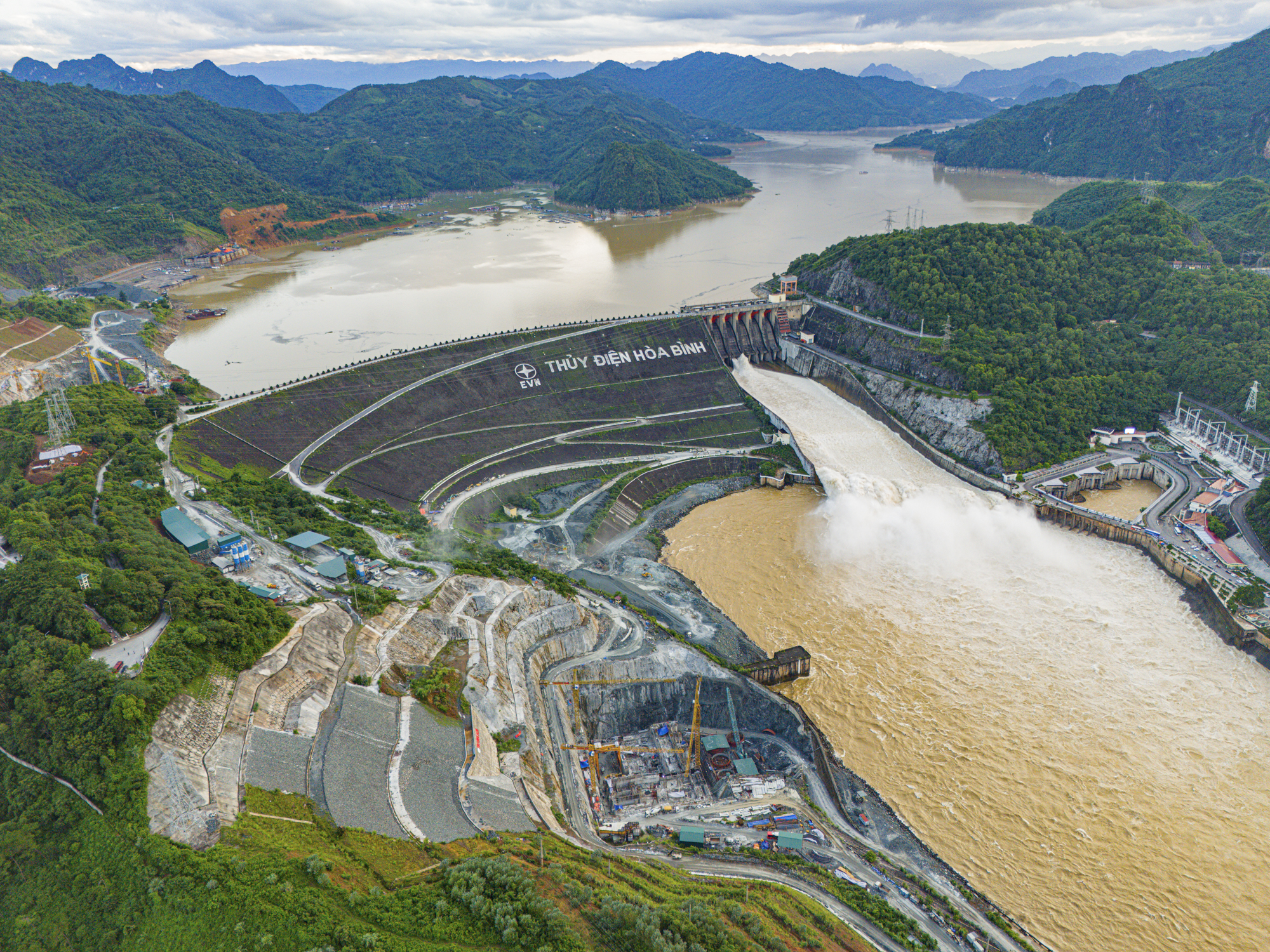 Hồ Hoa Bình Việt Nam