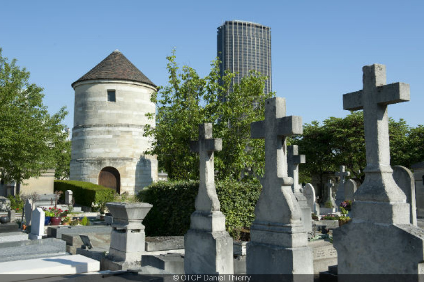 Các nghĩa địa bị ma ám đáng sợ nhất hành tinh 7 Did you know? A tomb in the Montparnasse cemetery is covered with metro tickets. - Sortiraparis.com