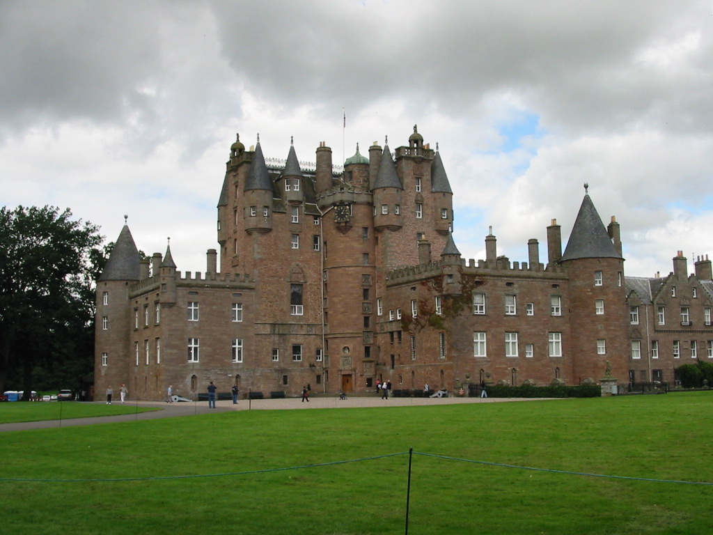Lâu đài Glamis (Scotland): Nơi ở thời thơ ấu của Nữ hoàng Elizabeth, nổi tiếng với bí ẩn "Quái vật Glamis" 7 Lâu đài Glamis từ xa