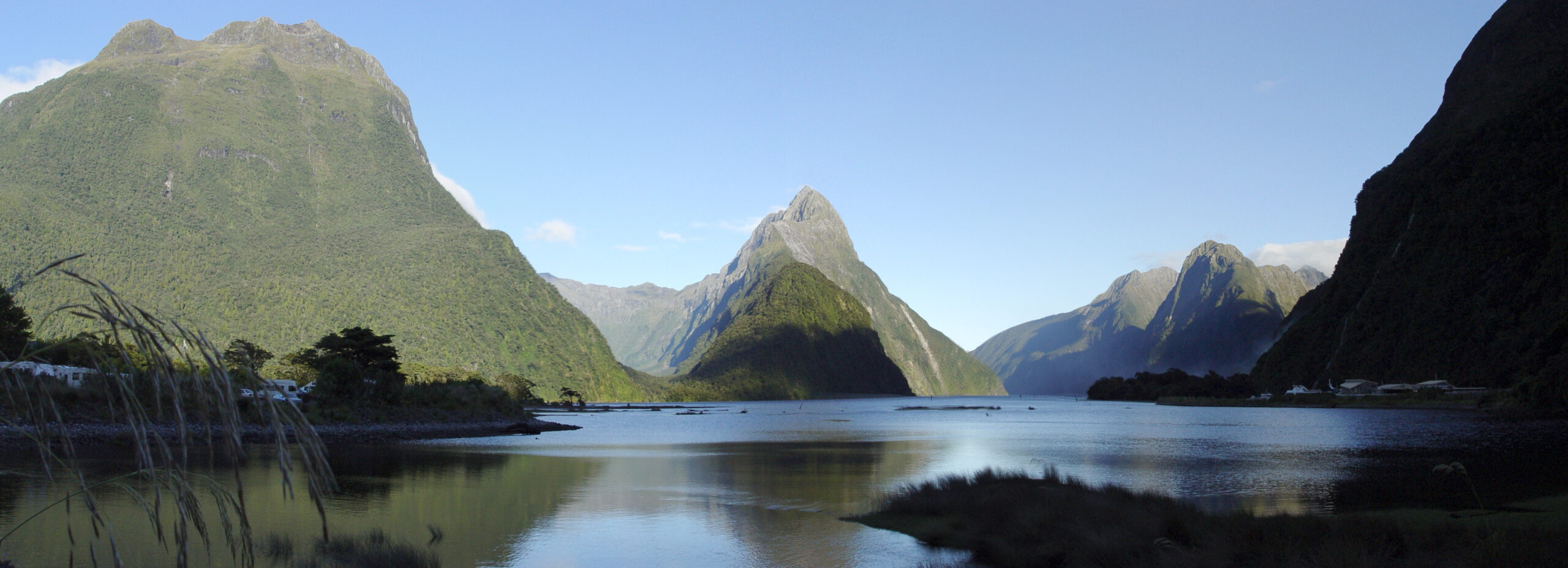 Milford Sound nhìn từ trên cao, Fiordland National Park, New Zealand