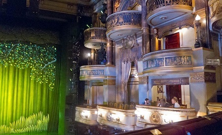 Nội thất cổ điển của nhà hát Keswick