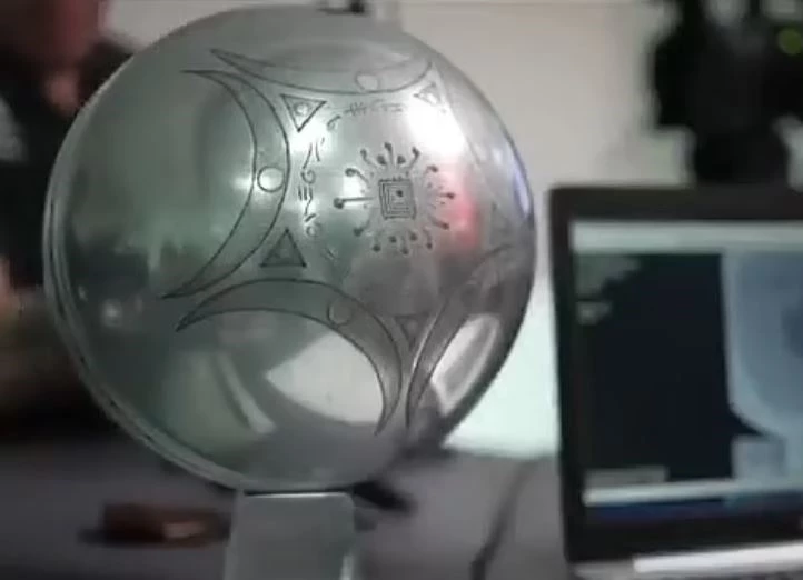 Giả thuyết liên chiều: UFO không đến từ không gian mà từ một chiều không gian khác? 6 UFO hình cầu trên bầu trời