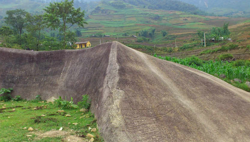 B&atilde;i đ&aacute; cổ Sapa nh&igrave;n từ tr&ecirc;n cao