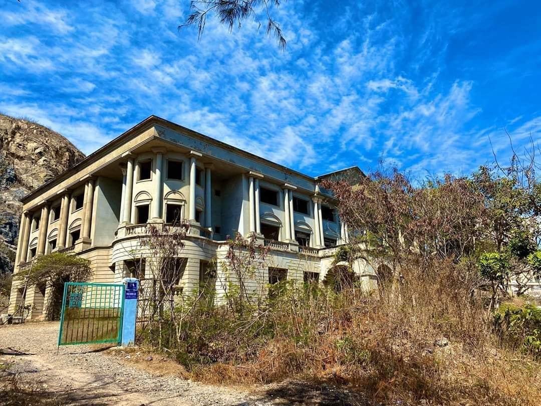 Kiến trúc Pháp cổ trong biệt thự ma Vũng Tàu