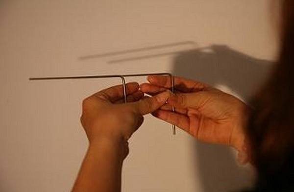 Phép tìm nguồn nước (Dowsing): Sử dụng que để tìm nước hoặc khoáng sản 7 Que chữ L dùng tìm khoáng sản