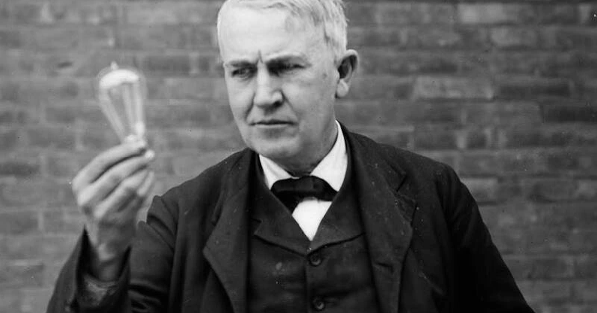 Edison cầm bóng đèn