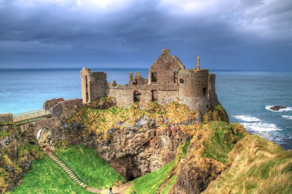 Lâu đài Dunluce (Bắc Ireland): Một lâu đài đổ nát trên vách đá, nơi nhà bếp rơi xuống biển 4 image 281