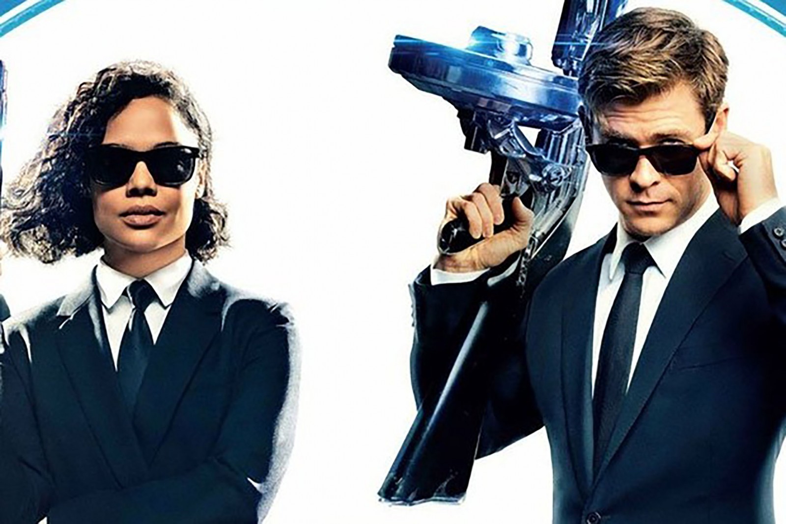 Người &aacute;o đen xuất hiện sau khi nh&acirc;n chứng b&aacute;o c&aacute;o UFO