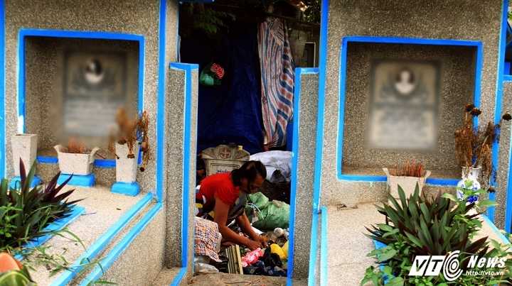 Người dân thăm viếng nghĩa trang Bình Hưng Hòa