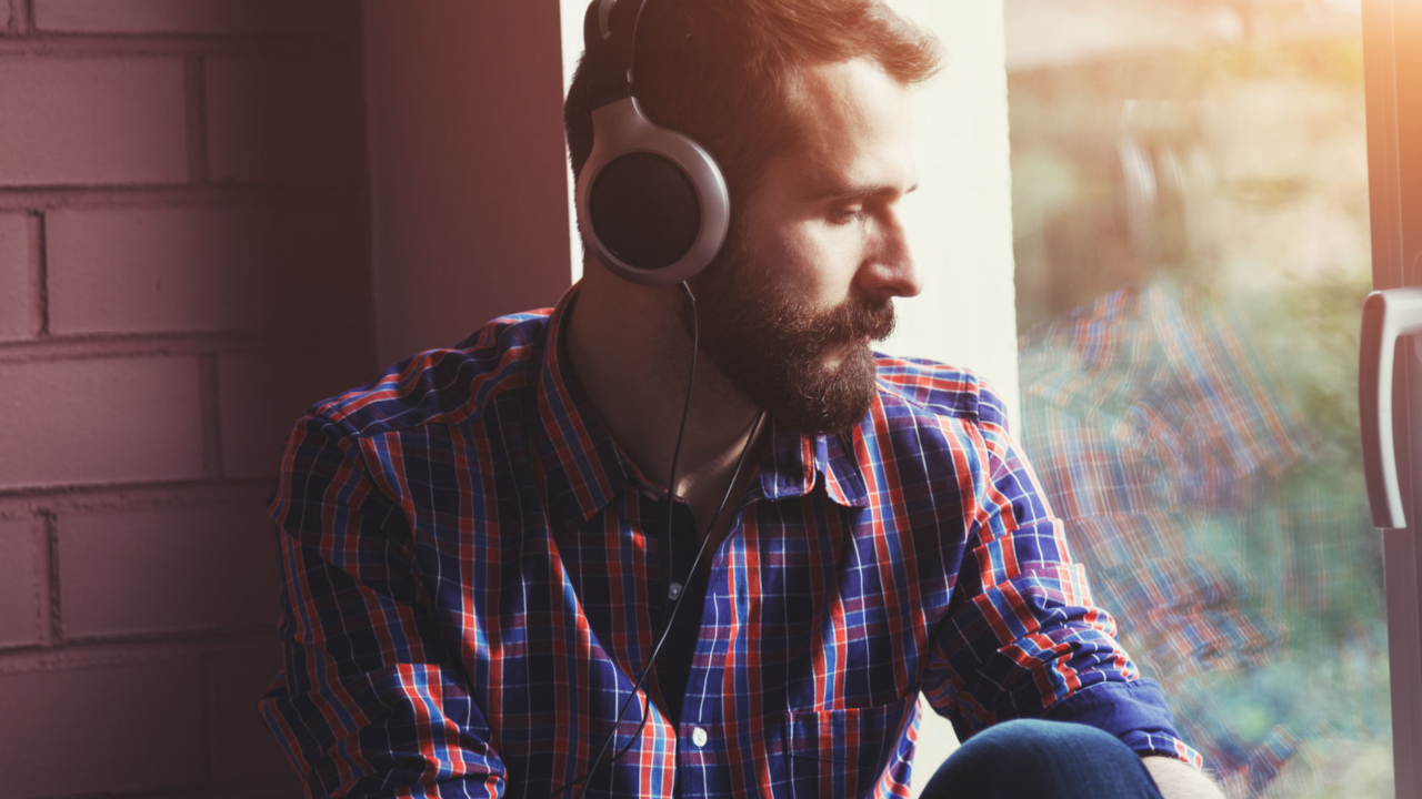 Nghe nhạc buồn c&oacute; thể l&agrave;m t&acirc;m trạng nặng nề hơn
