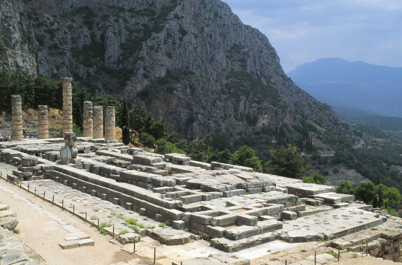 Ng&ocirc;i đền Apollo tại Delphi