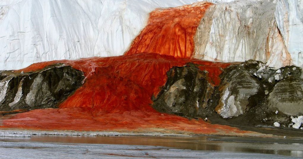 Dòng nước đỏ như máu tại Nam Cực