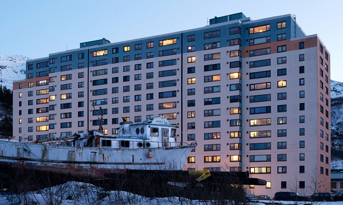 Toàn cảnh tòa nhà Begich Towers tại Whittier