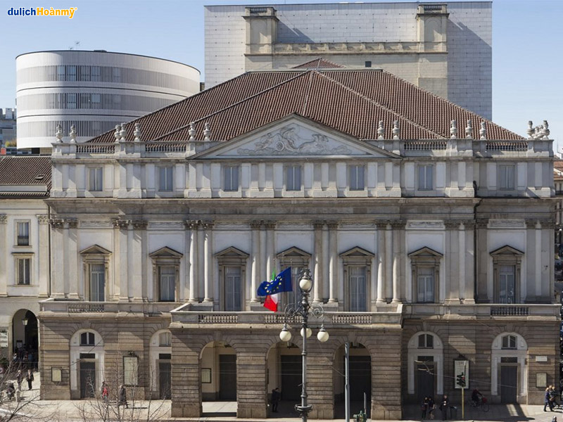 Du khách tham quan La Scala