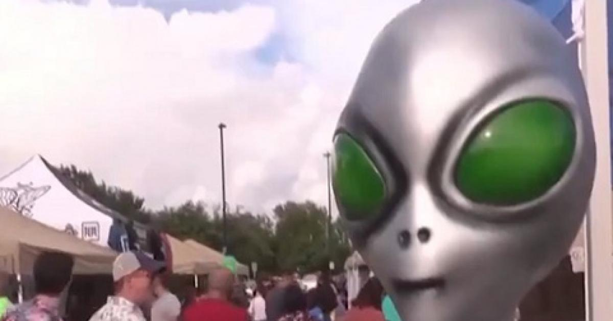 Khung cảnh lễ hội UFO Roswell với các gian hàng triển lãm và du khách quốc tế tham quan