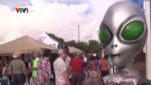 Du khách tham gia lễ hội UFO Roswell mặc trang phục ngoài hành tinh, diễu hành trên đường phố New Mexico