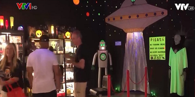 Diễn viên cosplay người ngoài hành tinh trong lễ hội UFO Roswell, với du khách chụp hình và tham gia diễu hành