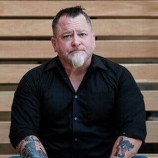 Luis Elizondo cựu quan chức tình báo Mỹ liên quan đến chương trình điều tra UAP và AATIP