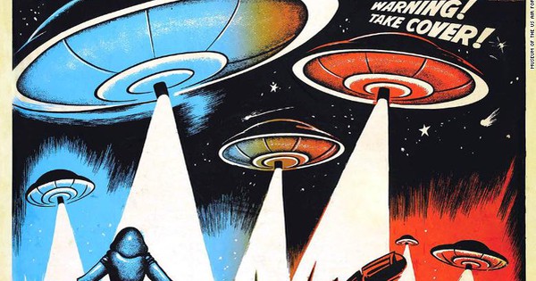 Hình ảnh UFO xuất hiện trên bầu trời thể hiện chủ đề podcast về vật thể bay không xác định và hiện tượng vũ trụ bí ẩn