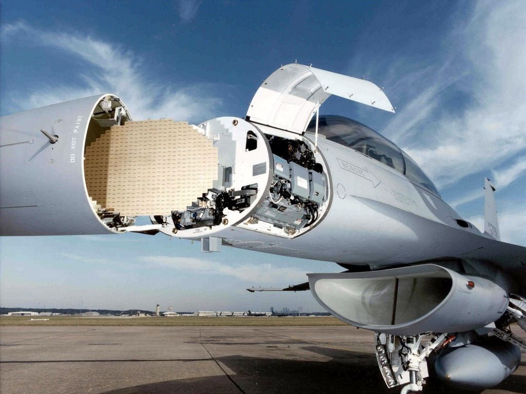 Máy bay chiến đấu hiện đại trang bị radar AESA và cảm biến hồng ngoại phục vụ nhiệm vụ giám sát trên không