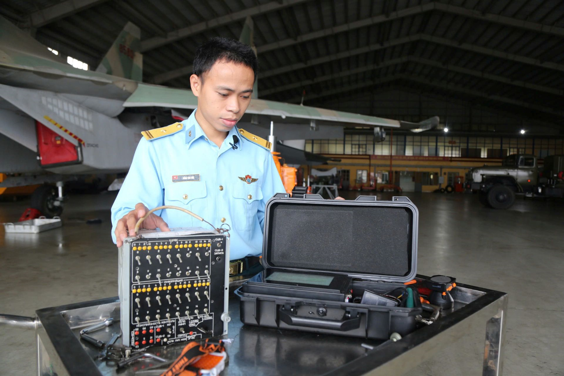 Máy bay quân sự sử dụng radar và cảm biến hiện đại để theo dõi UAP trên không trung