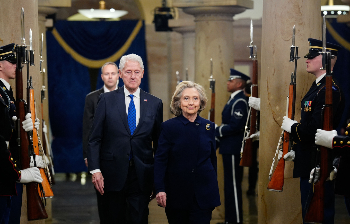 Hình ảnh Bill Clinton và Hillary Clinton trong bối cảnh chính trị Mỹ liên quan đến các câu chuyện về UFO và hồ sơ mật