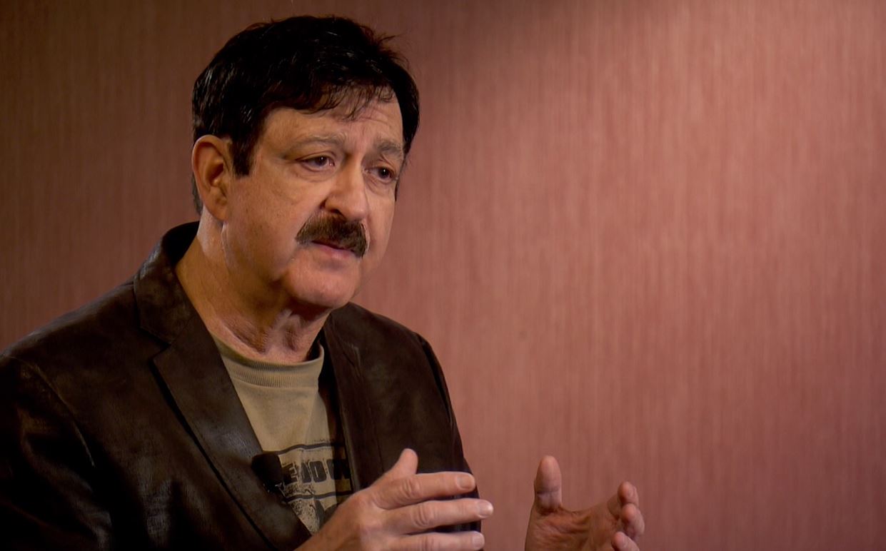 George Noory trong một buổi ghi hình, thể hiện phong cách dẫn chương trình radio UFO hiện đại và sức ảnh hưởng truyền thông