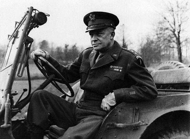 Hình minh họa thuyết âm mưu Tổng thống Eisenhower gặp người ngoài hành tinh và UFO bí ẩn trong không gian