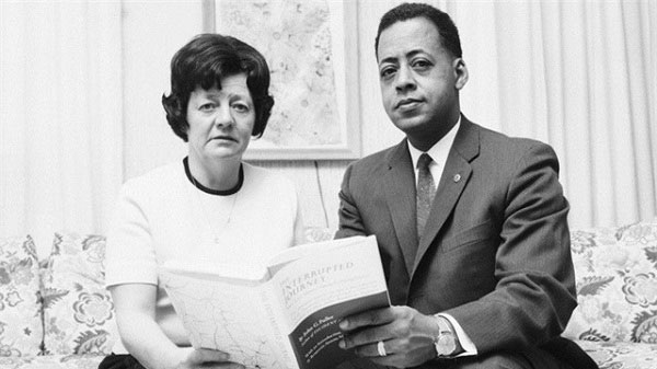 Betty và Barney Hill trong tài liệu nghiên cứu về vụ bắt cóc UFO nổi tiếng năm 1961