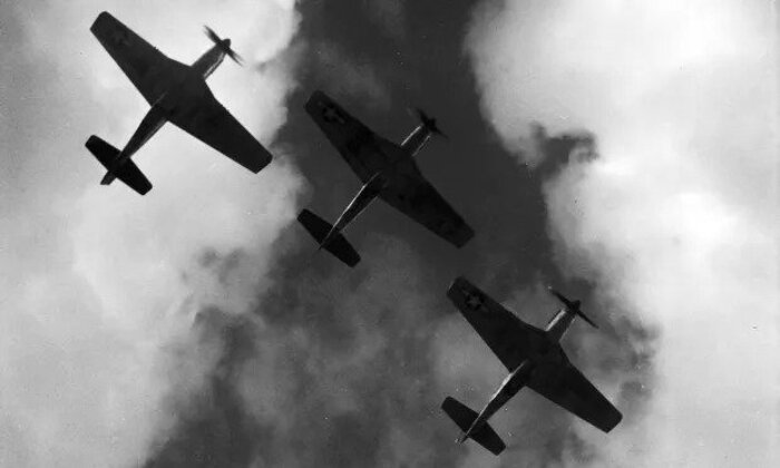 Hình ảnh tái hiện chuyển động UFO trong vụ Gorman Dogfight 1948 với ánh sáng bất thường trên bầu trời