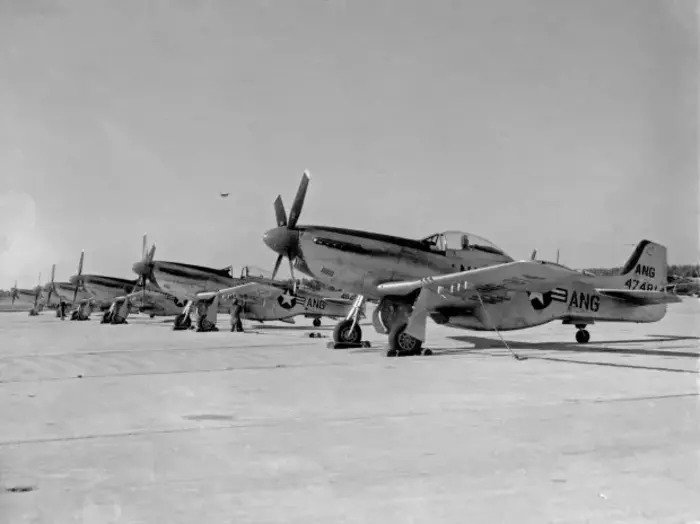 Mô phỏng hoặc hình ảnh minh họa vụ Gorman Dogfight 1948 với UFO trên bầu trời đêm