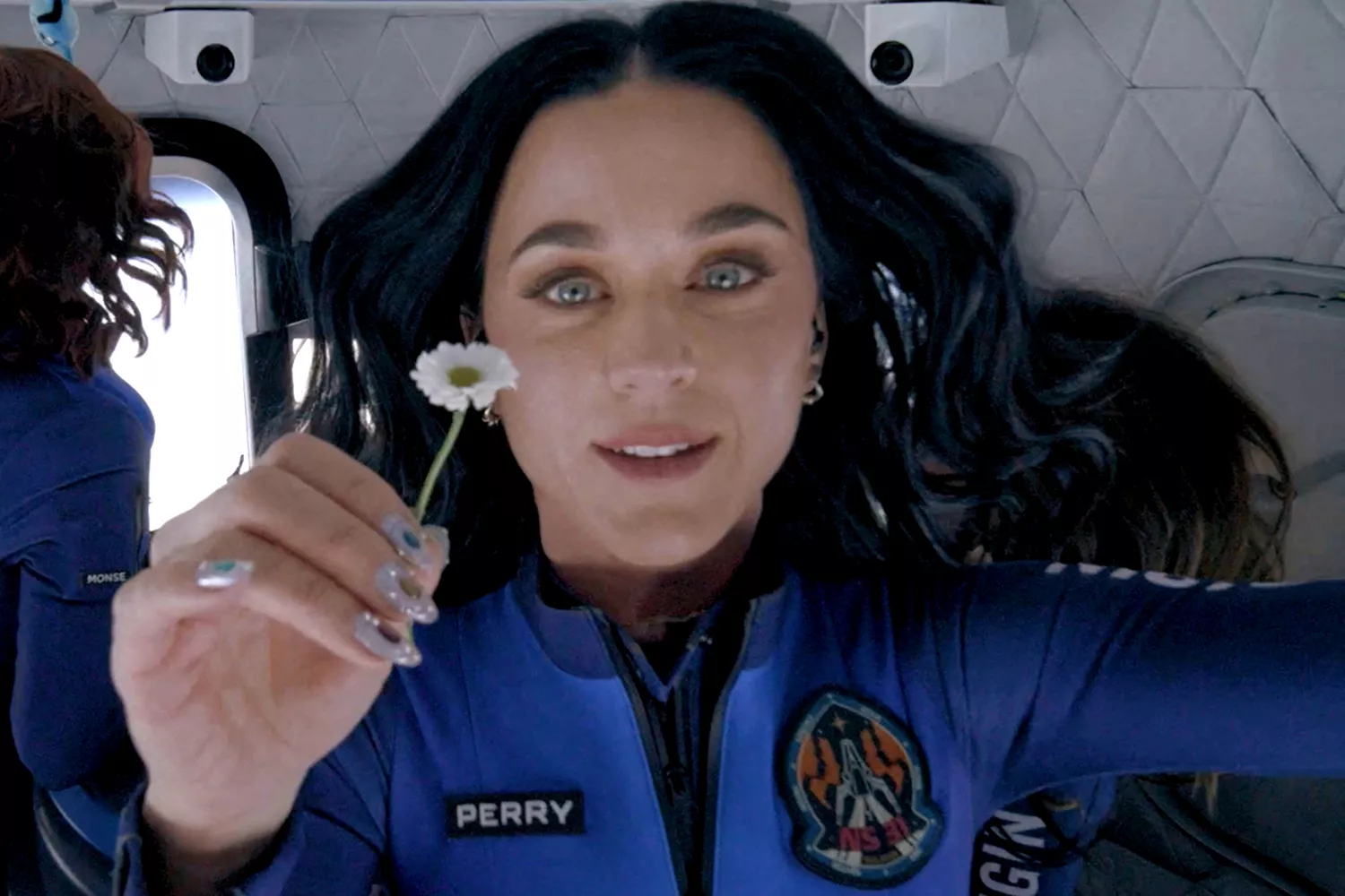 Katy Perry liên quan đến chủ đề vũ trụ và UFO trong âm nhạc hiện đại và văn hóa pop