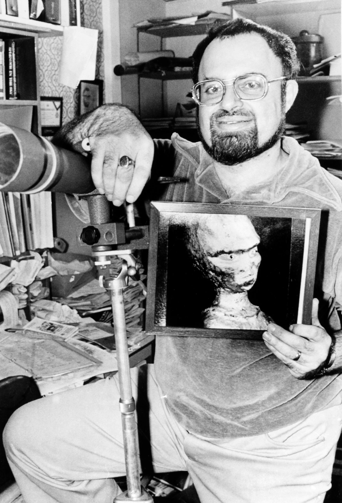 Hình ảnh liên quan đến Stanton T. Friedman và các tài liệu báo chí về UFO, phản ánh tranh luận khoa học và truyền thông về hiện tượng đĩa bay