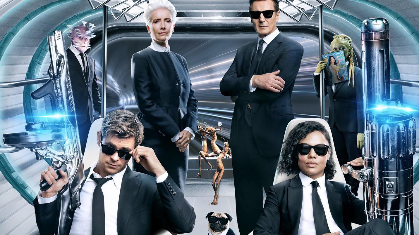 Poster phim Men in Black do Columbia Pictures phát hành, minh họa đặc vụ áo đen bí ẩn