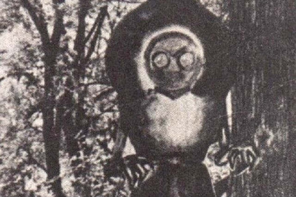 Minh họa hiện tượng UFO và sinh vật bí ẩn được mô tả trong vụ Flatwoods Monster năm 1952