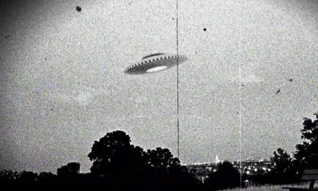 Hình ảnh minh họa nghiên cứu khoa học về UFO và hiện tượng ánh sáng bất thường trên bầu trời