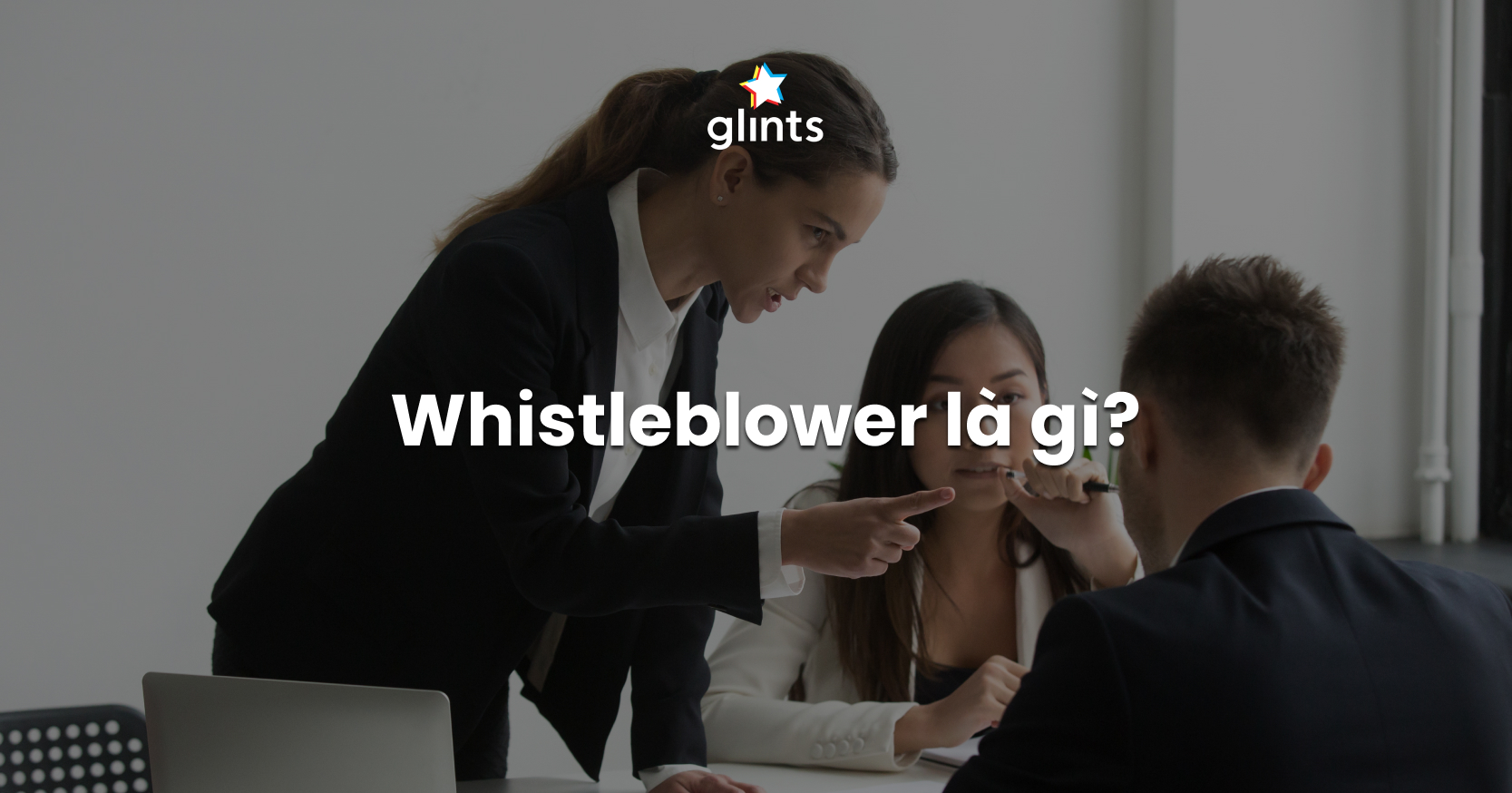 Hình minh họa khái niệm whistleblower và vai trò người tố giác trong hệ thống pháp lý và tổ chức