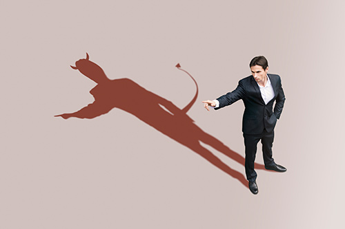 Minh họa quá trình whistleblowing trong tổ chức và hệ thống báo cáo nội bộ theo luật Mỹ