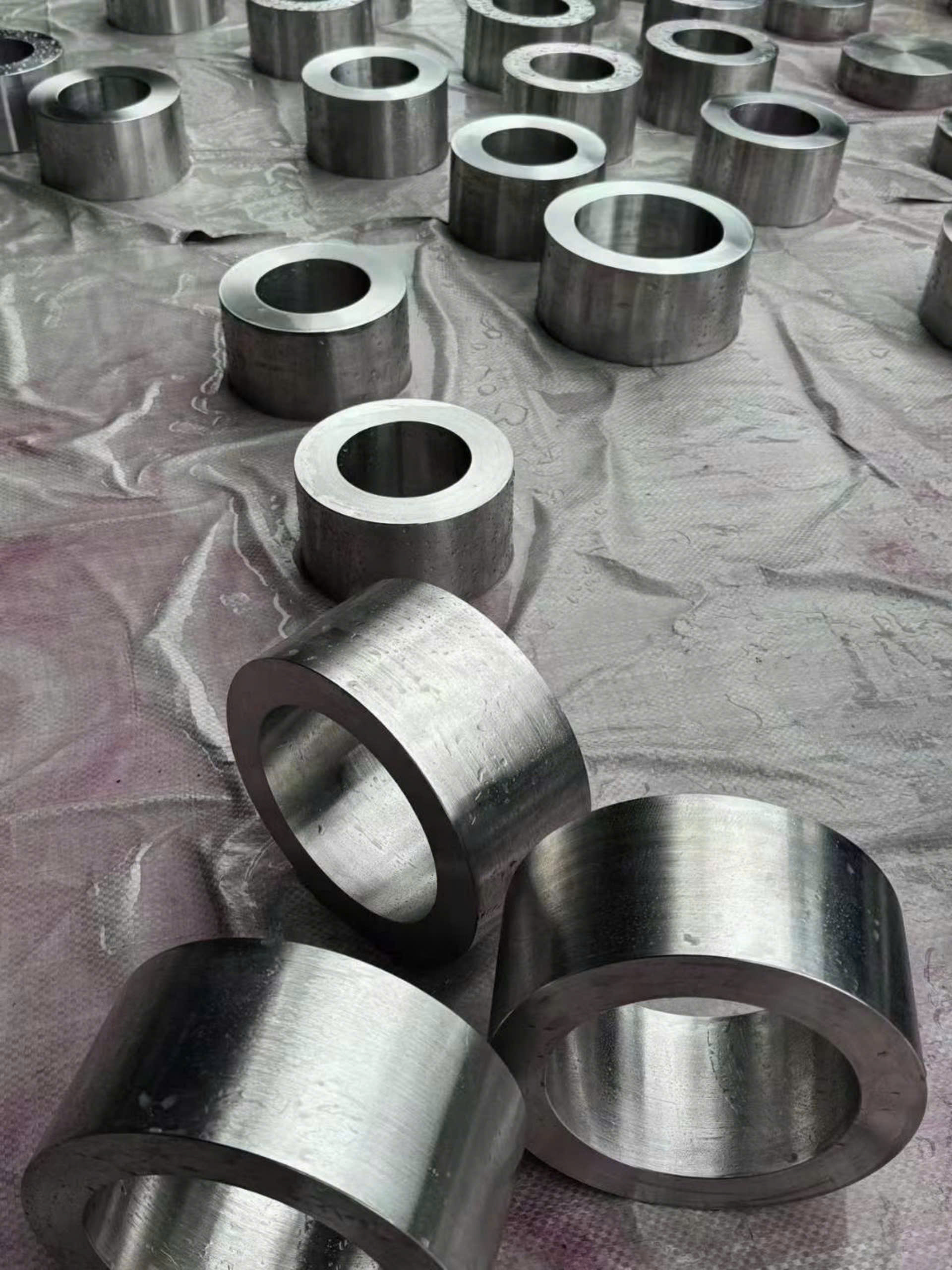 Minh họa hiệu ứng nhớ hình của hợp kim Nitinol khi phục hồi hình dạng sau biến dạng