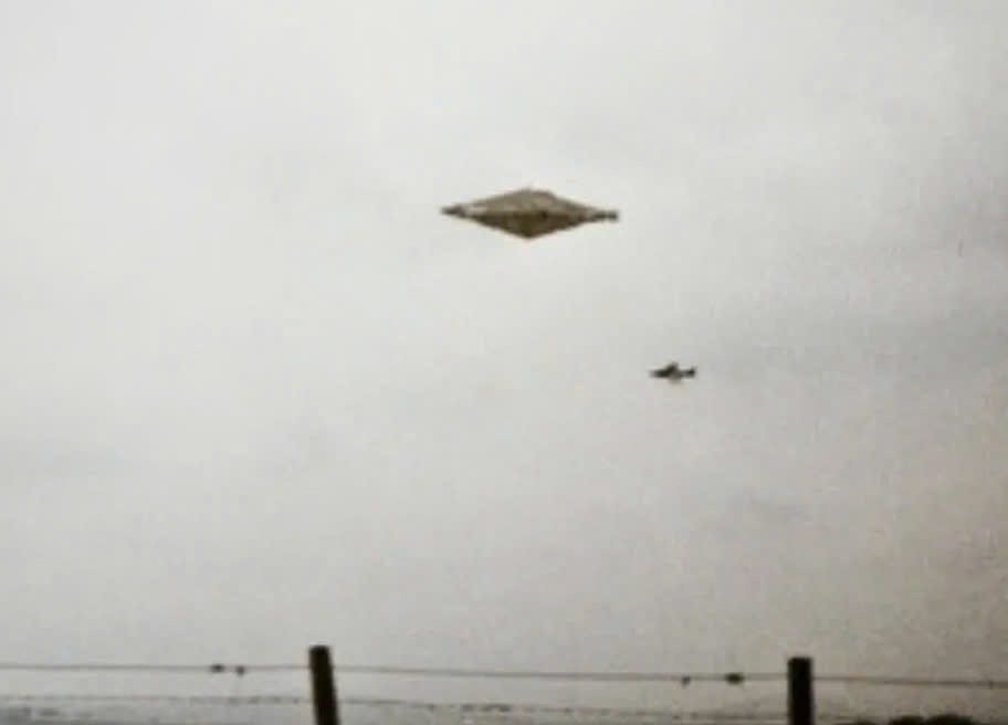 Minh họa hiện tượng UFO và sự quan tâm của công chúng đối với vật thể bay không xác định