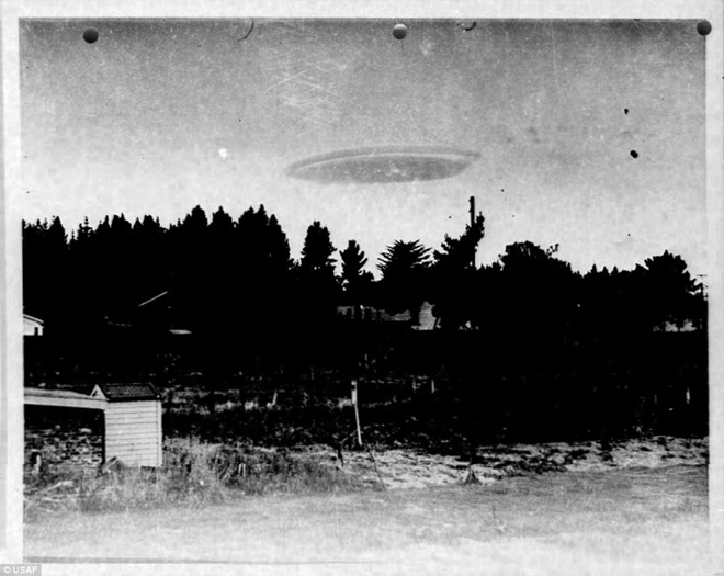 Hình ảnh phân tích hiện tượng UFO Lubbock Lights với ánh sáng bay theo đội hình trên bầu trời đêm, tư liệu báo chí lịch sử